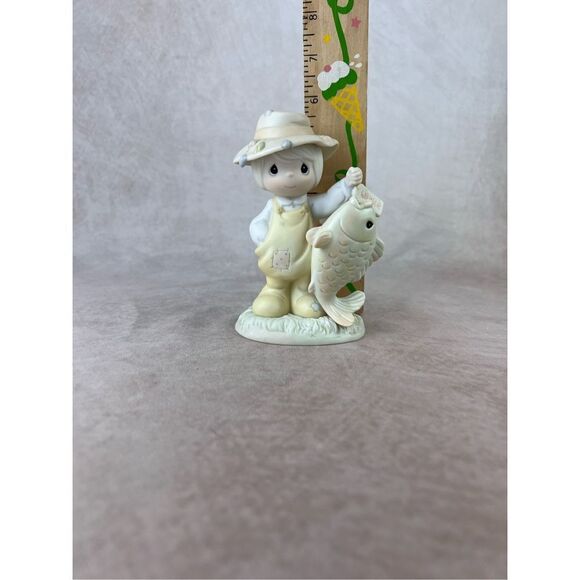 Vintage Fisherman Precious Moments Enesco Little Fisher Person Big Fish Hat Lure - Picture 3 of 7